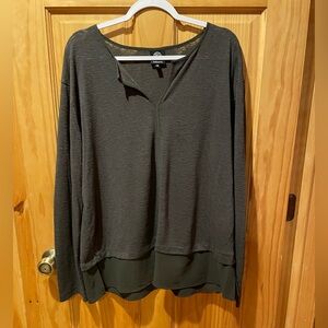Bobeau Women's Top 1X V-Neck long sleeve dark olive color used good condition